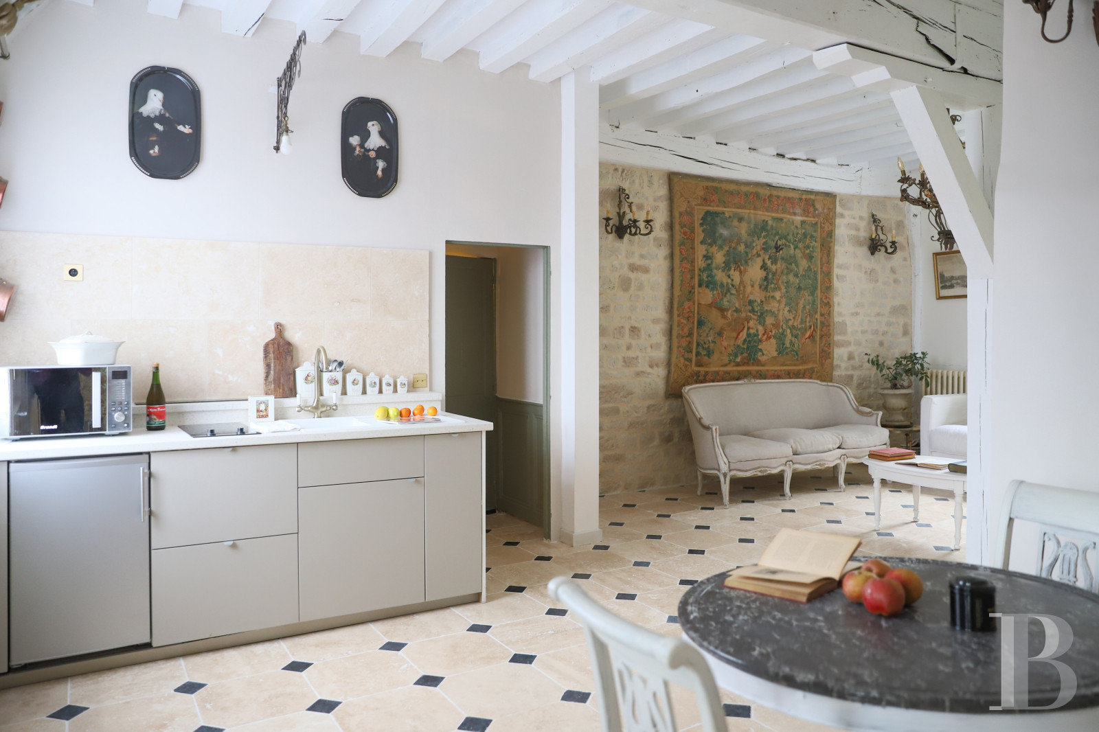 Dans le  Calvados, au pied de la  Basilique de Lisieux un manoir médiéval du 16e siècle - photo  n°16